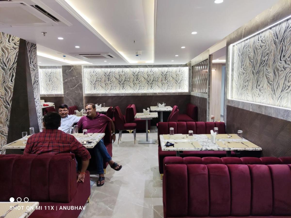 Hotel Golden Petals Waranasi Zewnętrze zdjęcie