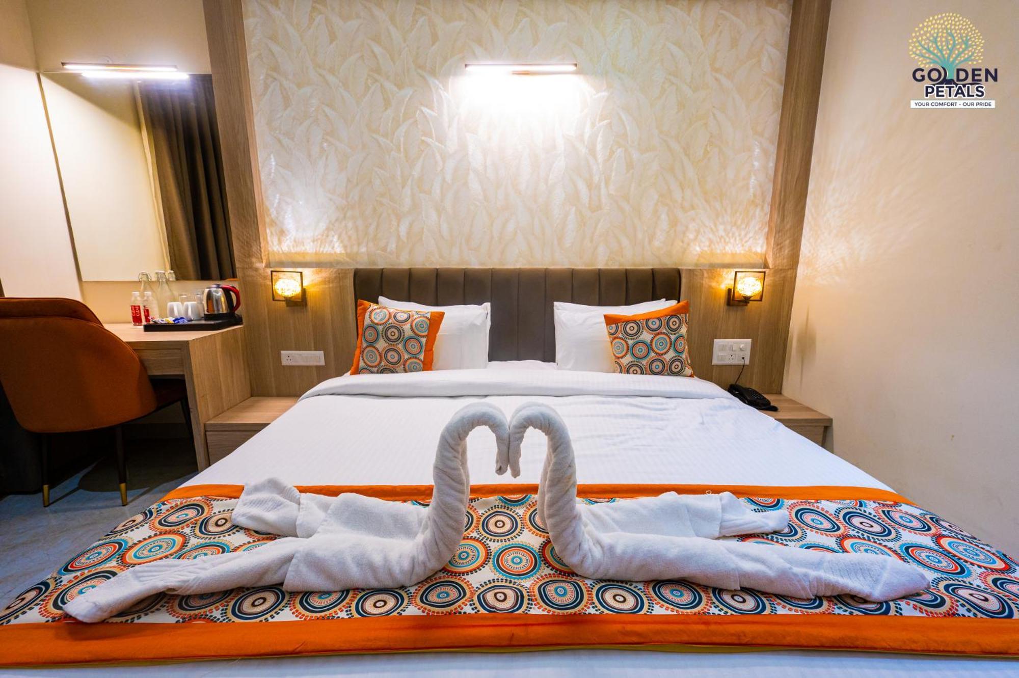 Hotel Golden Petals Waranasi Zewnętrze zdjęcie