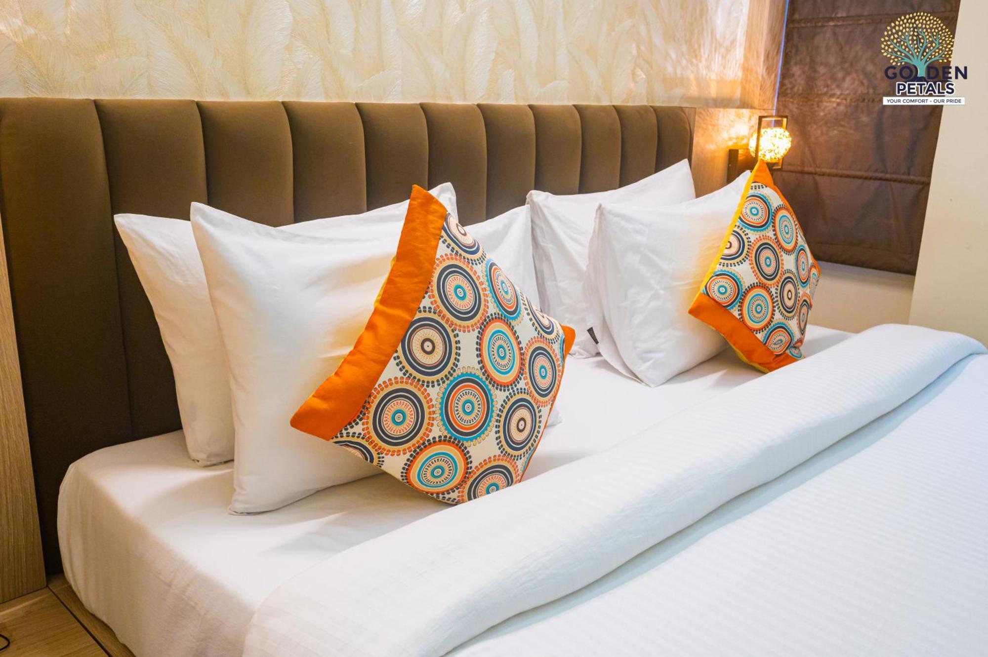 Hotel Golden Petals Waranasi Zewnętrze zdjęcie