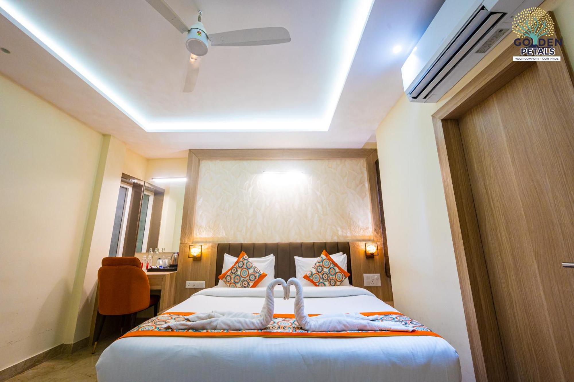 Hotel Golden Petals Waranasi Zewnętrze zdjęcie