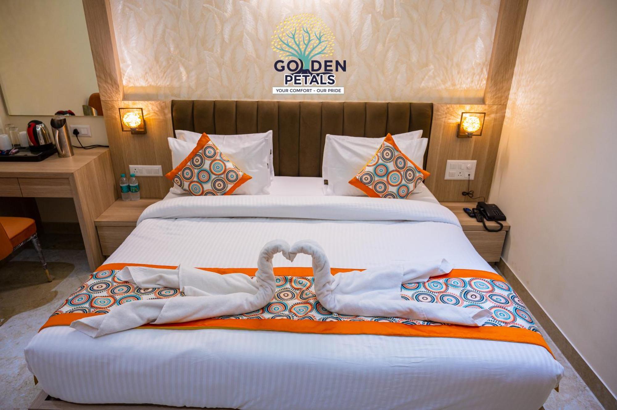 Hotel Golden Petals Waranasi Zewnętrze zdjęcie